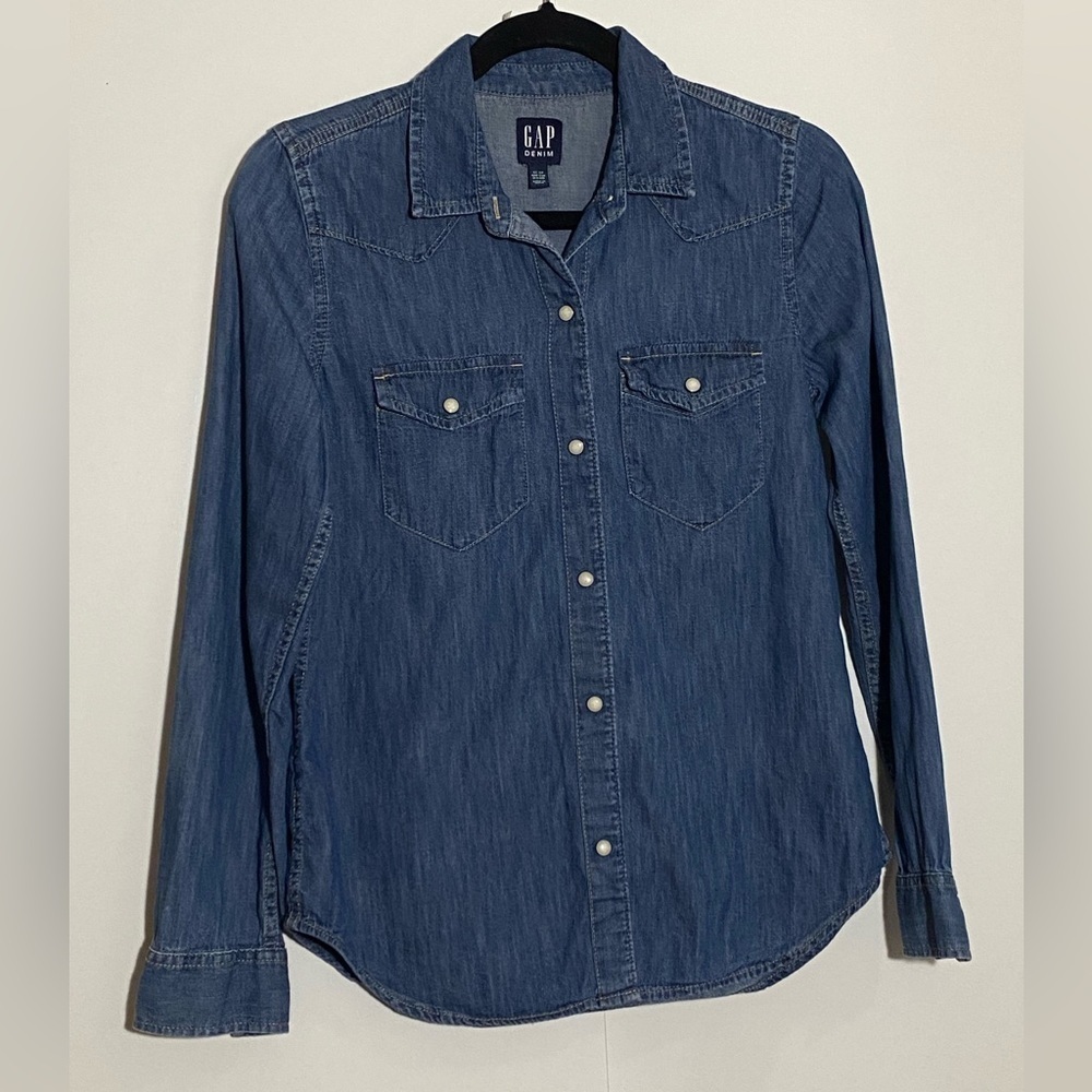 GAP women’s blue 100% cotton button up chambray long sleeve collared western top
